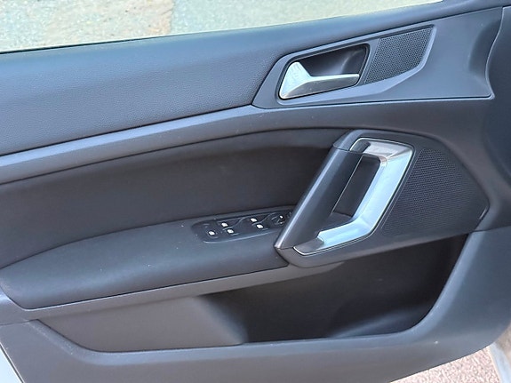 Peugeot 308 SW 11 of 24
