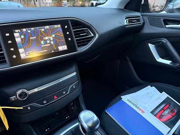 Peugeot 308 SW 21 of 24