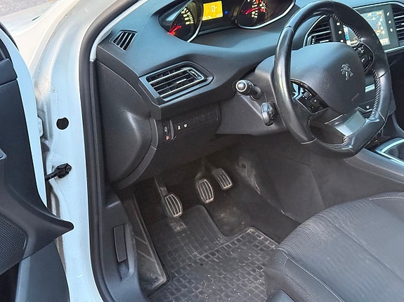 Peugeot 308 SW 10 of 24