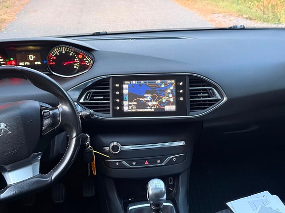 Peugeot 308 SW 9 of 24