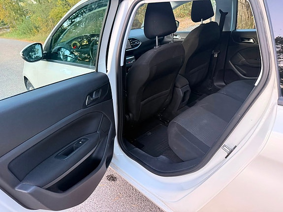 Peugeot 308 SW 8 of 24