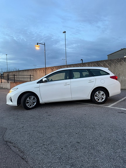 Toyota Auris 2 of 4