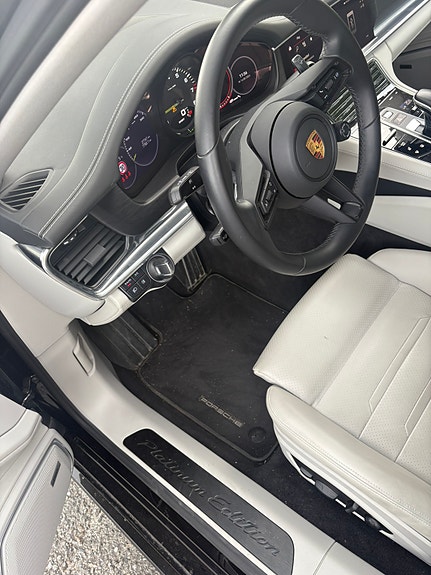 Porsche Panamera 4 5 of 9