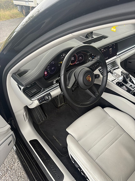 Porsche Panamera 4 3 of 9