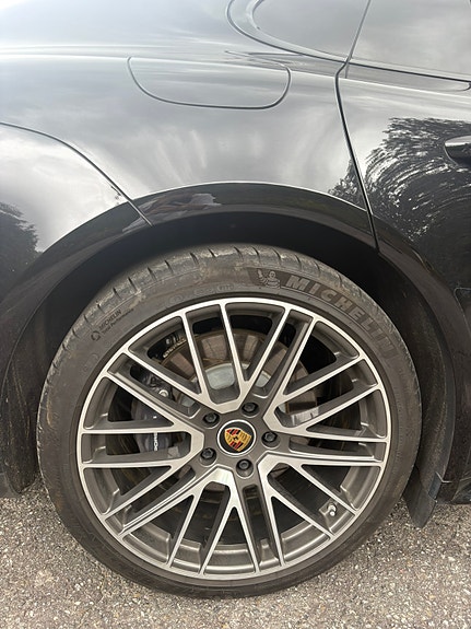 Porsche Panamera 4 2 of 9