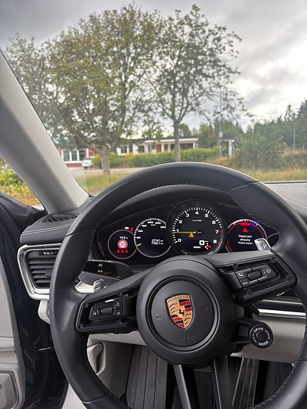 Porsche Panamera 4 4 of 9