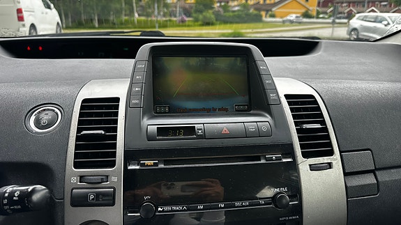 Toyota Prius 7 of 9