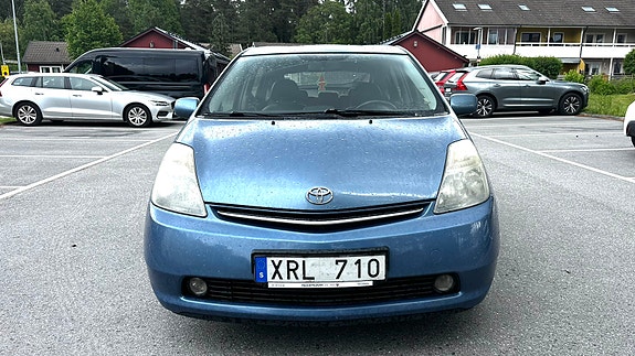 Toyota Prius 3 of 9
