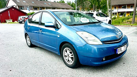 Toyota Prius 2 of 9