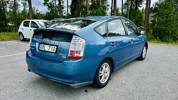Toyota Prius 4 of 9