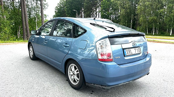 Toyota Prius 5 of 9