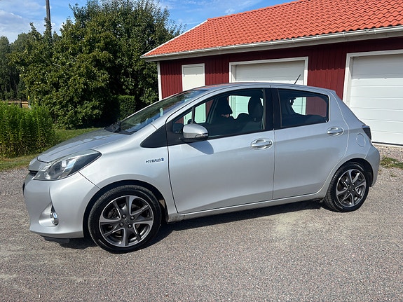 Toyota Yaris 2 of 7