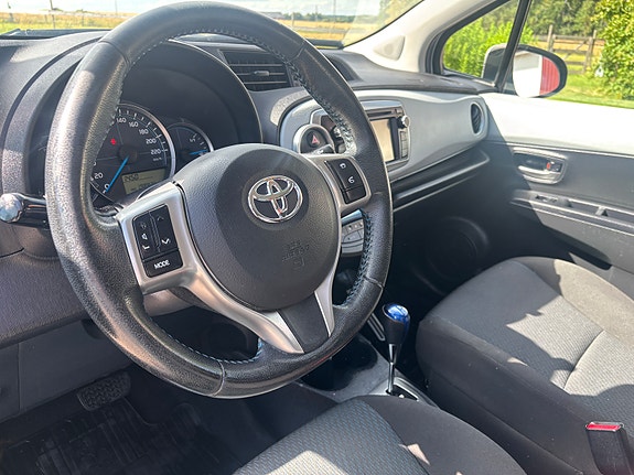 Toyota Yaris 5 of 7