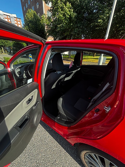 Toyota Yaris 5 of 8