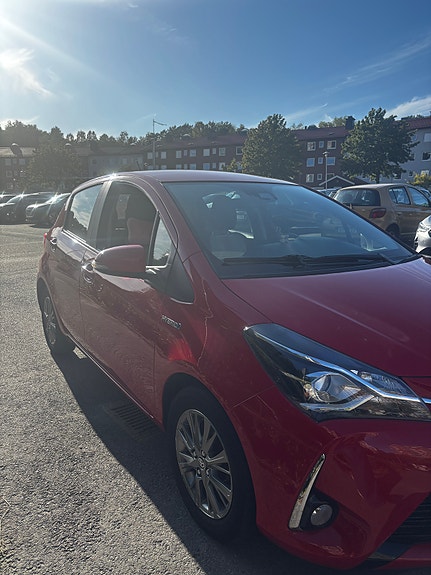 Toyota Yaris 3 of 8