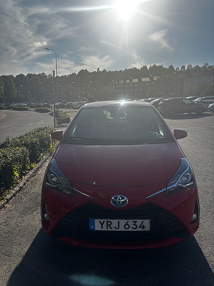 Toyota Yaris 2 of 8