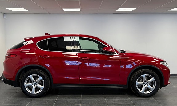 Alfa Romeo Stelvio 3 of 22