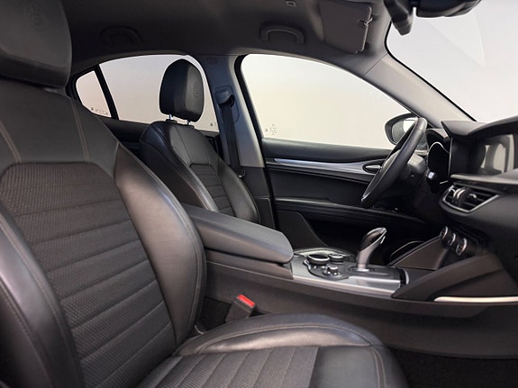 Alfa Romeo Stelvio 7 of 22