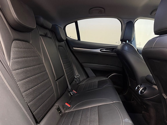 Alfa Romeo Stelvio 12 of 22