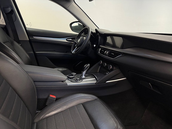 Alfa Romeo Stelvio 11 of 22