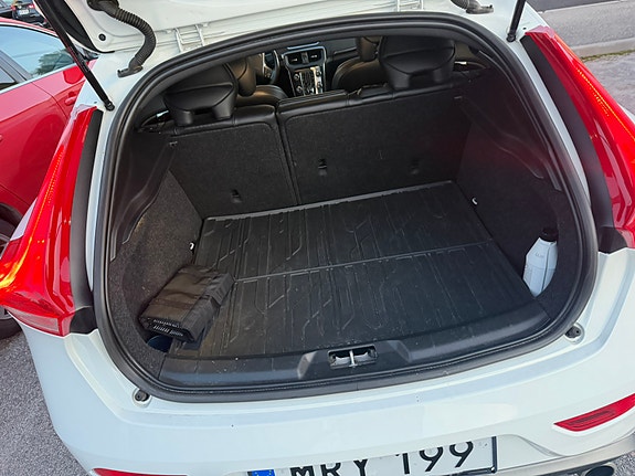 Volvo V40 2 of 9