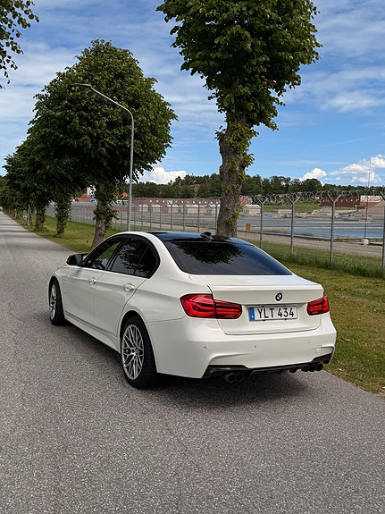 BMW 330e 2 of 9