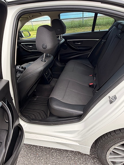 BMW 330e 8 of 9