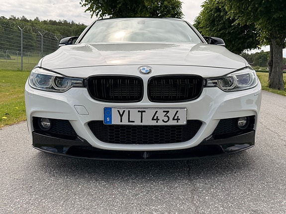 BMW 330e 5 of 9