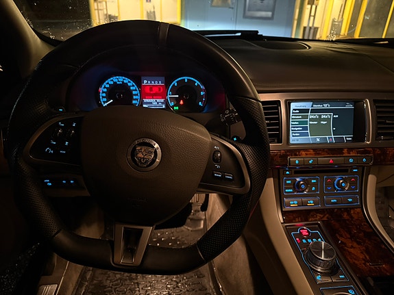 Jaguar XF 12 of 29