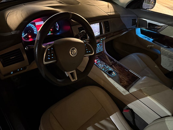 Jaguar XF 6 of 29