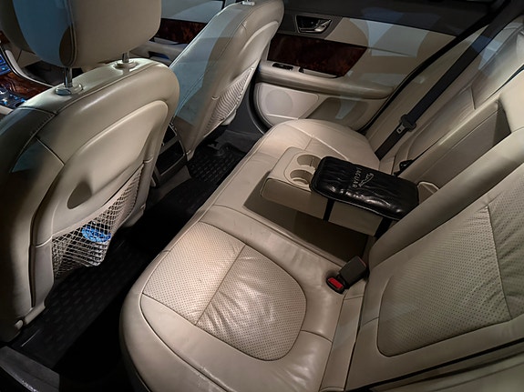 Jaguar XF 16 of 29