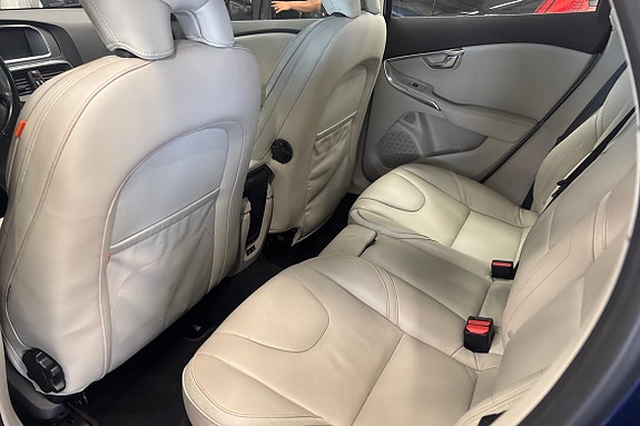 Volvo V40 12 of 18