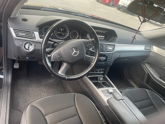 Mercedes-Benz E200 4 of 4