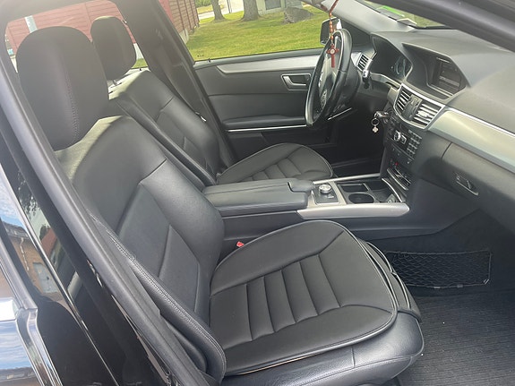 Mercedes-Benz E200 3 of 4