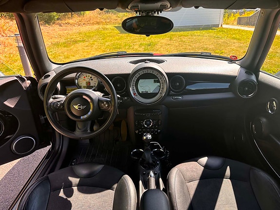 MINI Cooper 4 of 7
