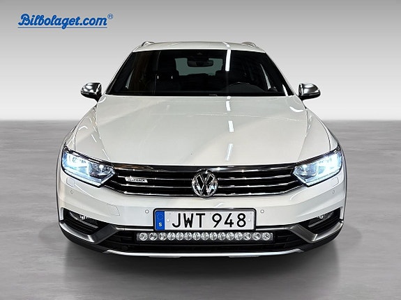 Volkswagen Passat Alltrack 2 of 11