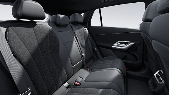 Mercedes-Benz GLC300 13 of 16