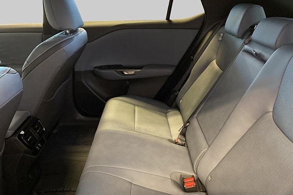 Lexus RZ350e 8 of 10