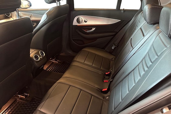 Mercedes-Benz E220 13 of 26