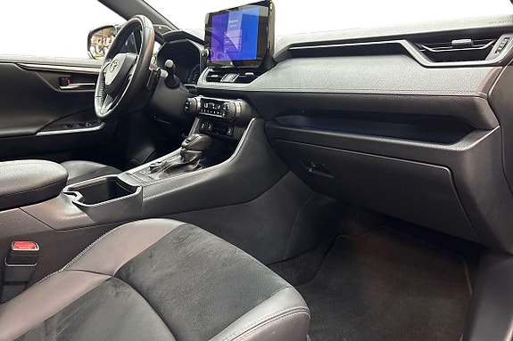 Toyota RAV4 Plug-in Hybrid 8 of 22