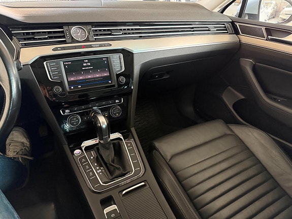 Volkswagen Passat 11 of 17