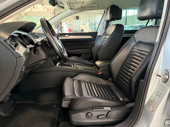 Volkswagen Passat 13 of 17