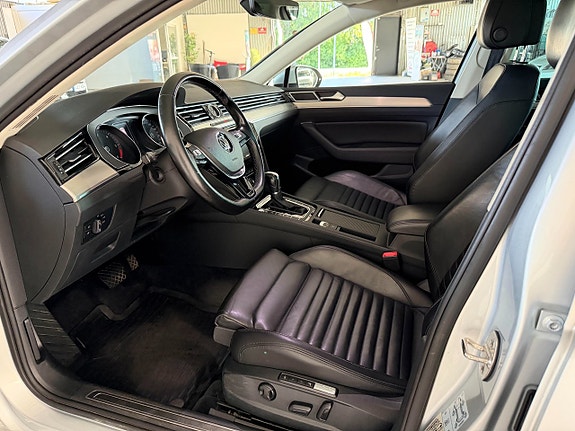 Volkswagen Passat 9 of 17