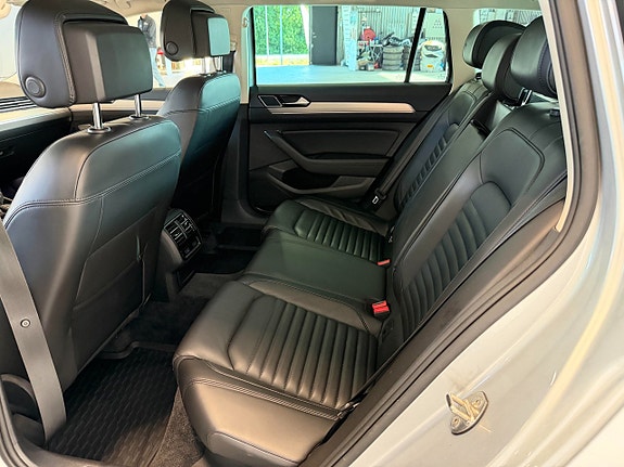 Volkswagen Passat 14 of 17