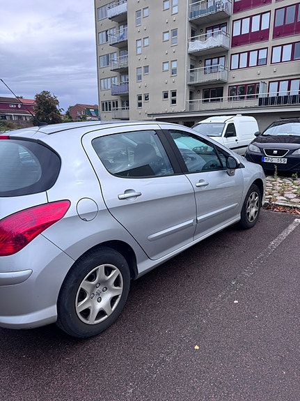 Peugeot 308 2 of 14