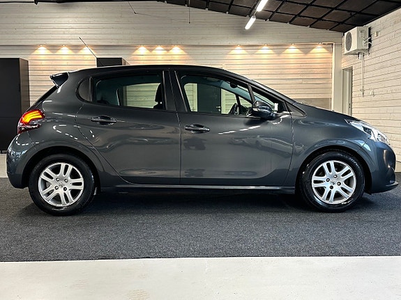 Peugeot 208 2 of 12