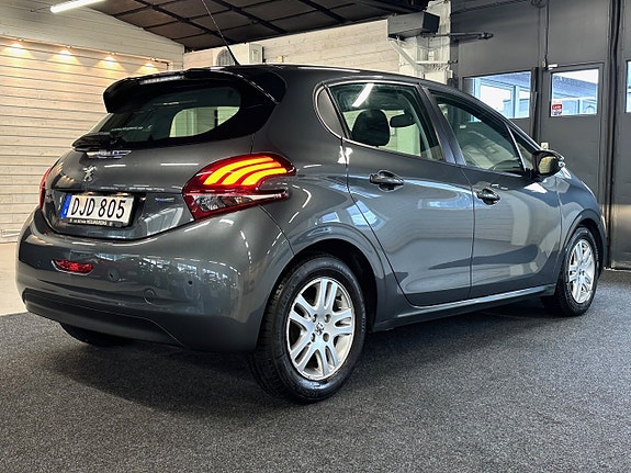 Peugeot 208 3 of 12
