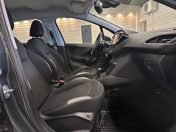 Peugeot 208 8 of 12