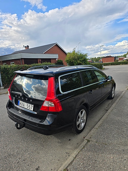 Volvo V70 3 of 4