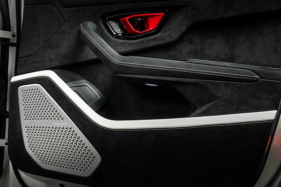 Lamborghini Urus 16 of 19